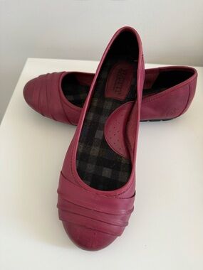 Born Size 7 Women's Red Leather Ballet Flats